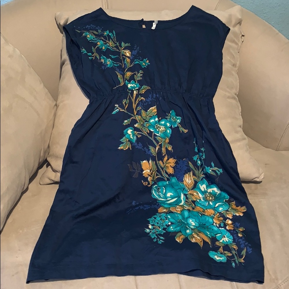Blue dress with flower print and pockets.